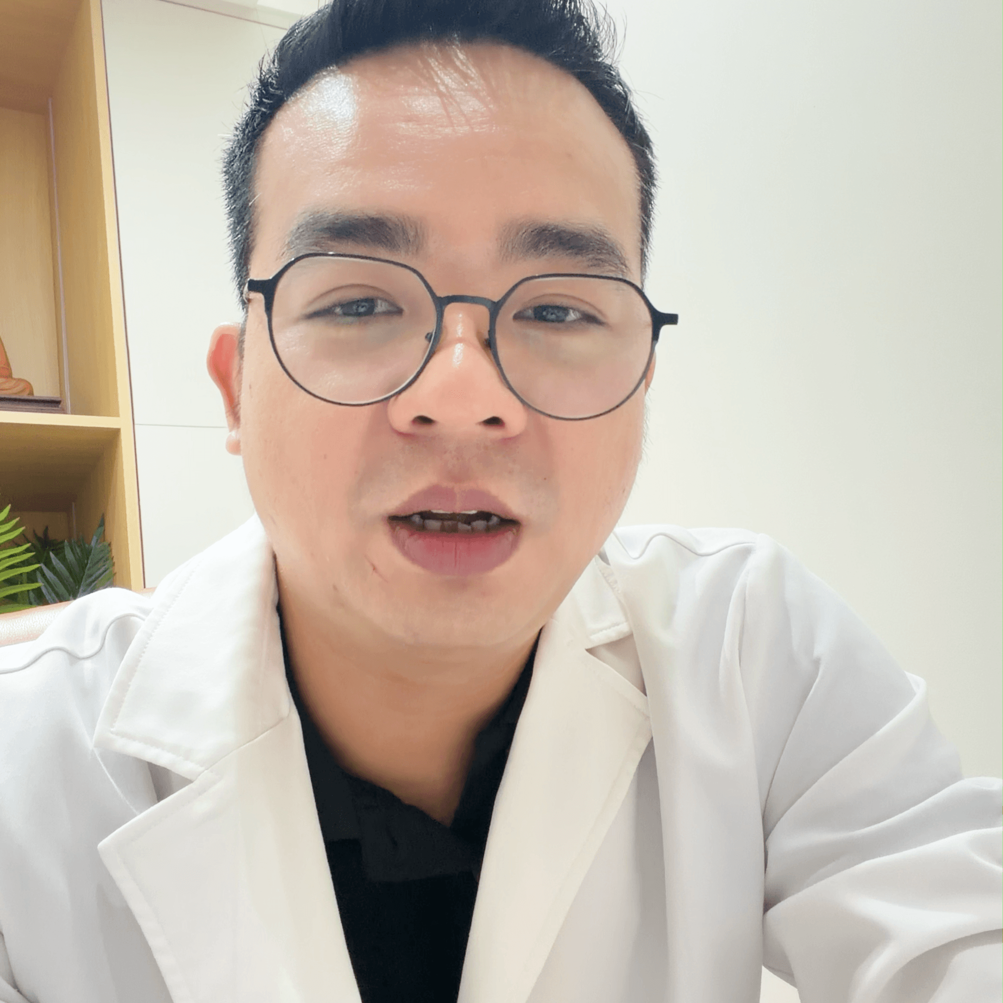 Menarik bibir bawah bayi