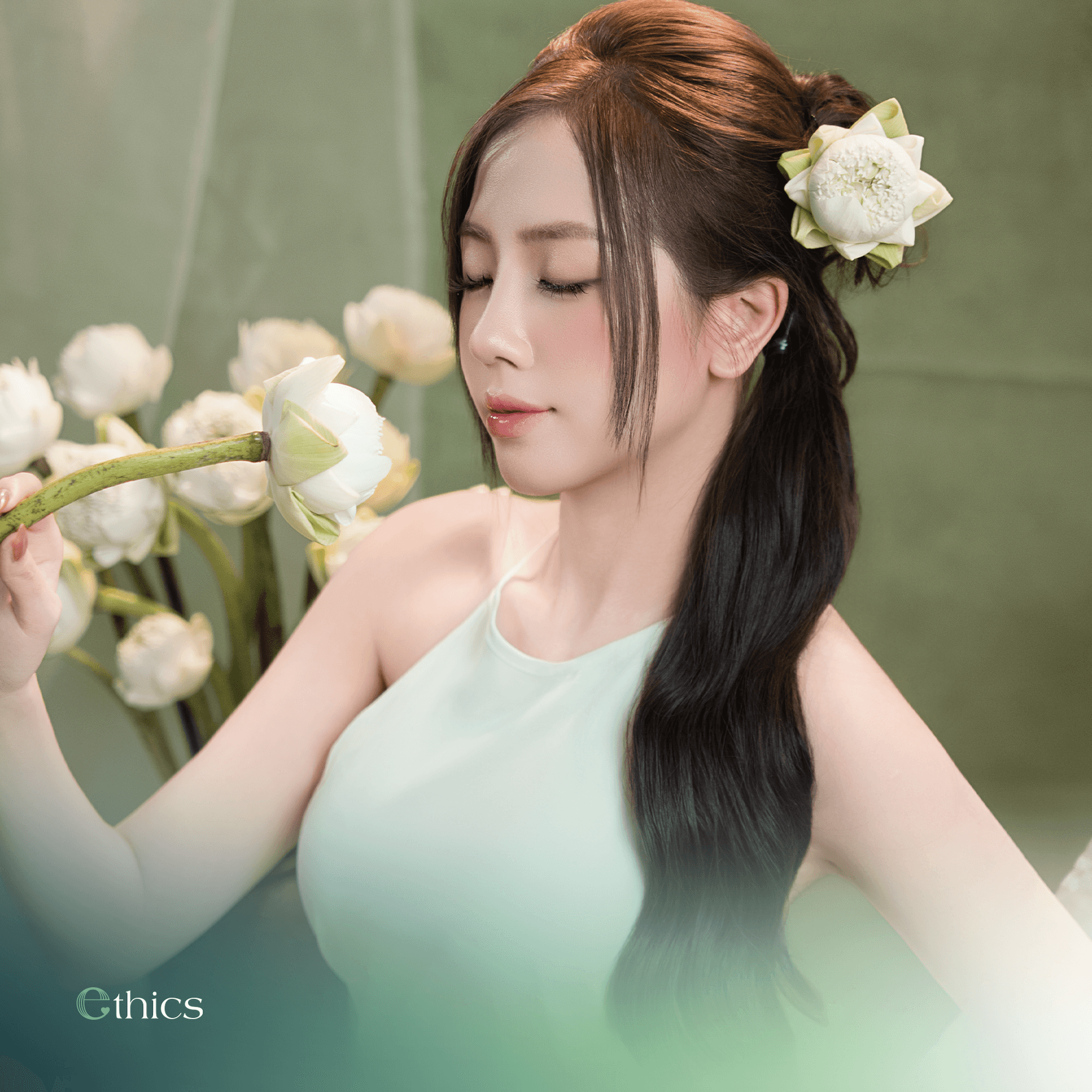 Khách hàng nữ trẻ tuổi tạo dáng thanh lịch bên hoa sen trắng